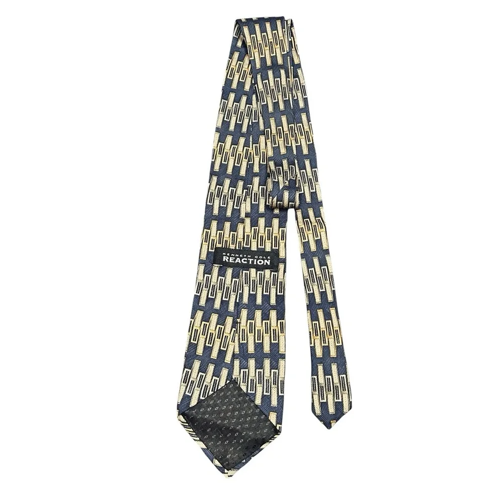 Kenneth Cole Reaction Silk Necktie Navy Blue Geometric USA Made 4x58 Mens Tie